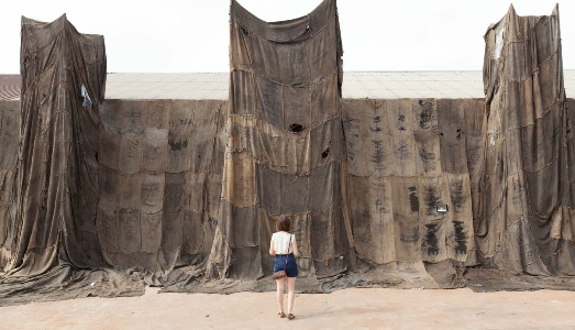 Una nuova pelle per Porta Venezia di Milano. Fondazione Trussardi presenta Ibrahim Mahama