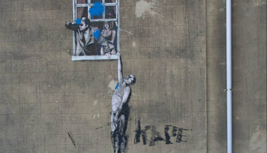 Imbrattato lo stencil più iconico di Banksy. Semplici vandali o writer rivali in politica?
