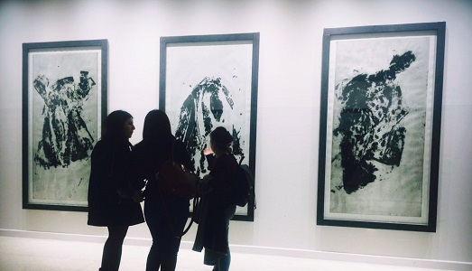 Le impronte di Jannis Kounellis sulla terra rossa. La mostra a Palazzo Poli di Roma