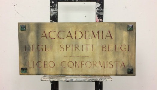 Indifferenza senza lode. Studente sostituisce l’insegna dell’Accademia di Brera e nessuno se ne accorge