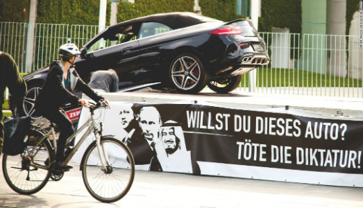 Rovescia la dittatura e vinci un coupé. La provocazione del Center for Political Beauty fa infuriare Erdogan