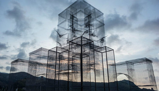 L’opera è sospesa. A Sapri, Iosonouncane sonorizzerà l’installazione di Edoardo Tresoldi