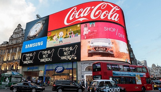Un mondo rimasto indietro di trent’anni, che non accenna a cambiare. E Alfredo Jaar torna in scena con “A Logo for America, più attuale che mai, a Londra Un mondo rimasto indietro di trent’anni, che non accenna a cambiare. E Alfredo Jaar torna in scena con “A Logo for America, più attuale che mai, a Londra