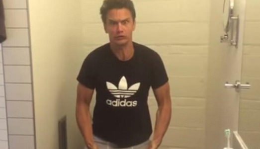 James Franco scimmiotta l’ultima performance di Shia LaBeouf. E il video è subito virale, scatenando le ire del mondo dell’arte James Franco scimmiotta l’ultima performance di Shia LaBeouf. E il video è subito virale, scatenando le ire del mondo dell’arte