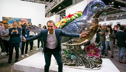 Jeff Koons continua a licenziare i suoi assistenti. Intanto prepara una mostra con Duchamp