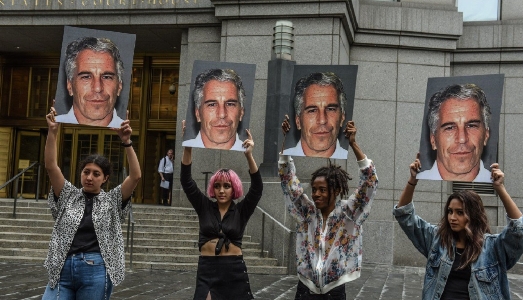 Un’artista ha accusato il miliardario Jeffrey Epstein di minacce e violenze sessuali