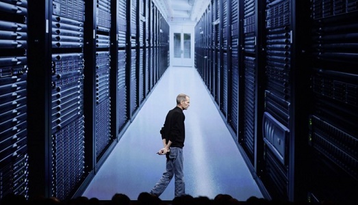 Dieci anni di “smart”. E tra attese di nuovo prodotti e cambi di produzione, ecco come la rivoluzione di Apple ci ha tutti mutati Dieci anni di “smart”. E tra attese di nuovo prodotti e cambi di produzione, ecco come la rivoluzione di Apple ci ha tutti mutati