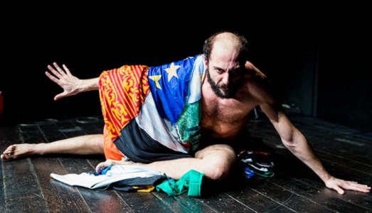 Kamikaze con vecchie bandiere. Phoebe Zeitgeist torna a Milano, mettendo in scena la figura più emblematica del presente, e senza risparmiare colpi bassi