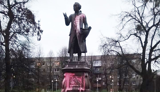 Kant, “l’antipatriottico” imbrattato Kant, “l’antipatriottico” imbrattato