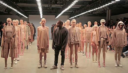 Unioni “crossover”. A New York il rap di Kanye West si incontra con la performance di Vanessa Beecroft. In cerca di rilancio per la Fashion Week? Unioni “crossover”. A New York il rap di Kanye West si incontra con la performance di Vanessa Beecroft. In cerca di rilancio per la Fashion Week?