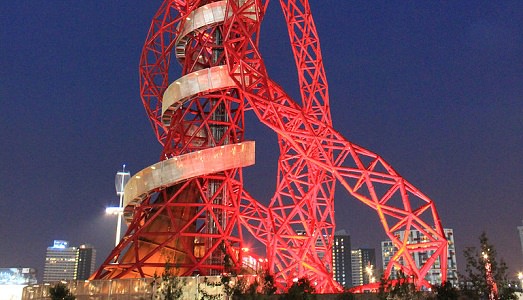 Due giganti dell’arte contemporanea “scivolano” insieme a Londra: Carsten Höller si avvinghierà all’Orbit di Anish Kapoor