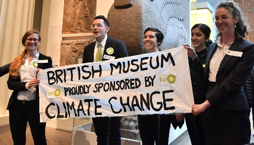 Kapoor e altri 78 artisti prendono posizione contro il cambiamento climatico, con una lettera