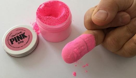 Il rosa più rosa contro il nero più nero. E la diatriba tra Semple e Kapoor finisce con un invito decisamente poco gentile Il rosa più rosa contro il nero più nero. E la diatriba tra Semple e Kapoor finisce con un invito decisamente poco gentile