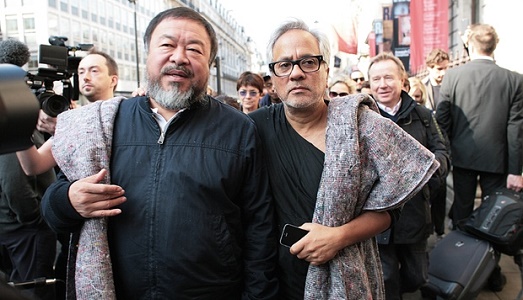 Ai e Anish, per i rifugiati. Otto miglia a piedi, a Londra, con una coperta di feltro in spalla per ricordare gli esodi del mondo