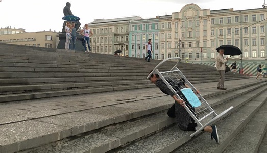 Dopo le Pussy Riot e Pyotr Pavlensky ancora attivismo ad alta tensione in Russia: stavolta ci pensa Katrin Nenasheva, sulla questione orfanotrofi Dopo le Pussy Riot e Pyotr Pavlensky ancora attivismo ad alta tensione in Russia: stavolta ci pensa Katrin Nenasheva, sulla questione orfanotrofi