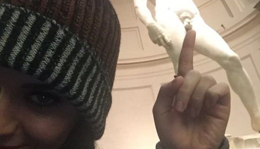 La ragazzotta volgare del pop, e gli stupidi selfie con i monumenti italiani presi ancora una volta per i fondelli. Pollice verso per Katy Perry La ragazzotta volgare del pop, e gli stupidi selfie con i monumenti italiani presi ancora una volta per i fondelli. Pollice verso per Katy Perry