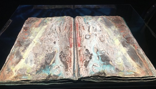 Gli “Alfabeti sommersi”: A cinquant’anni dall’alluvione di Firenze i libri di Emilio Isgrò e Anselm Kiefer esposti in Sala d’Arme, a Palazzo Vecchio |