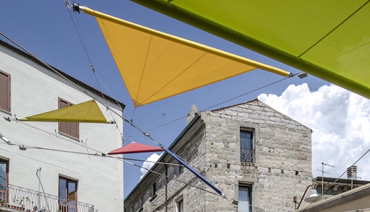 Sotto il cielo della Gallura, un ragnatela di colori d’autore. Ecco la “nuova” Piazza Faber di Tempio Pausania, firmata da Renzo Piano e Alvisi Kirimoto