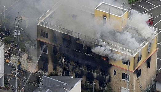 Un uomo ha appiccato un incendio in uno studio di animazione giapponese. Almeno 20 morti