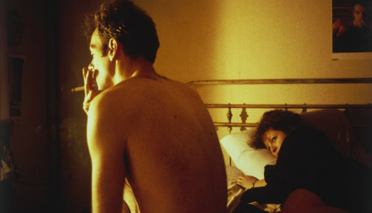 La ballata dolceamara di Nan Goldin. Alla Triennale di Milano, quarant’anni di vite stupefacenti