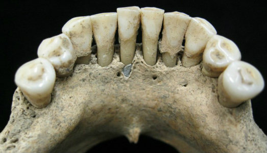 Perché c’è un lapislazzulo tra i denti di questa donna? Forse era un’artista dell’XI secolo
