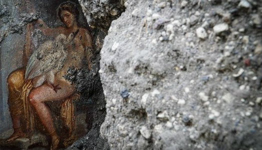 Leda e il cigno, a luci rosse. Una nuova pittura parietale emerge dagli scavi di Pompei