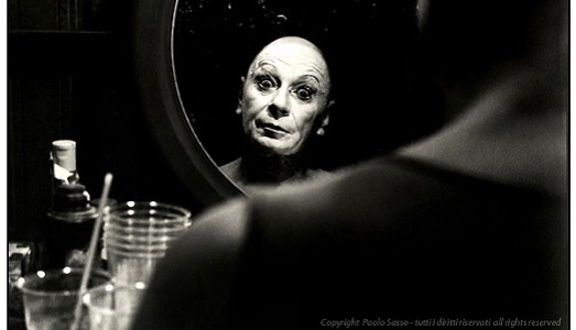 Disegni danzanti, a Villa Celle. La collezione Gori ospita Lindsay Kemp, alle prese con un happening molto “grafico” Disegni danzanti, a Villa Celle. La collezione Gori ospita Lindsay Kemp, alle prese con un happening molto “grafico”