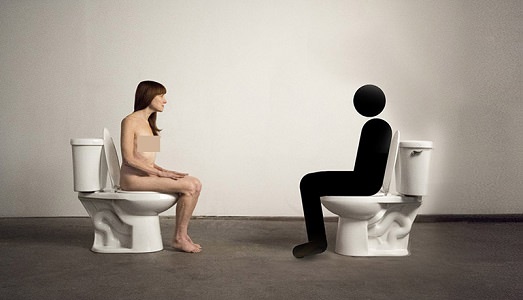 Due giorni seduta nuda su un gabinetto, a fissare il pubblico. Una provocazione ideata dall’artista Lisa Levy, in risposta a Marina Abramović