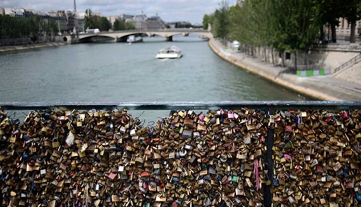 “Trovate un altro modo per mostrare il vostro amore”, lo chiede anche il sindaco di Parigi, dove il Pont Neuf potrebbe subire l’invasione dei lucchetti “Trovate un altro modo per mostrare il vostro amore”, lo chiede anche il sindaco di Parigi, dove il Pont Neuf potrebbe subire l’invasione dei lucchetti