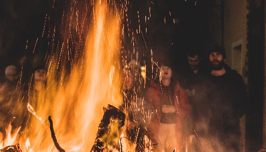 Da Londra alla Barbagia, sei sguardi sul carnevale più misterioso d’Italia, tra arte e cinema
