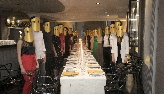 Dal fuoco nascono sogni prelibati. A Milano, la cena performativa di Loredana Longo