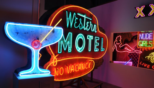 Luci su Los Angeles. Al MONA, due mostre per le storiche insegne al neon della California