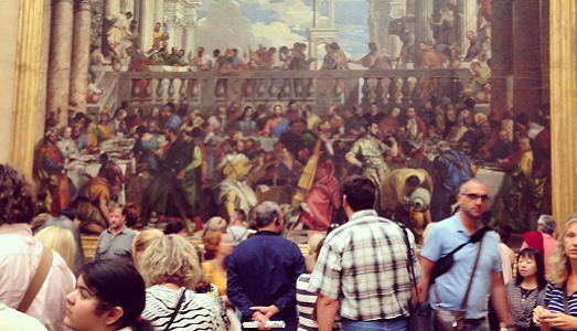 La peste dei musei. Anche Parigi si muove verso il divieto dei selfie-stick. E meno male!