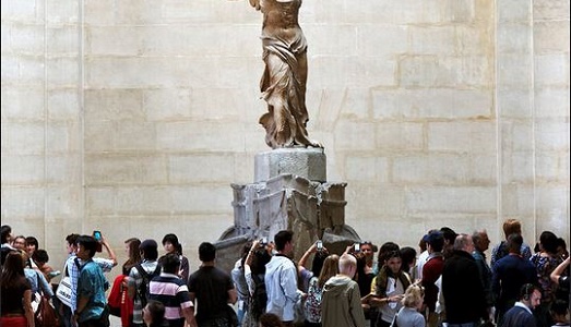 Turismo ancora in crisi in Francia, sulla scia del terrorismo. E il Ministro degli Affari Esteri indice un vertice dove discutere strategie di rilancio
