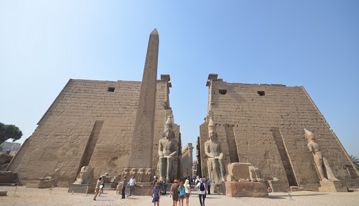 Obiettivo turismo: attacco semi-sventato al tempio di Luxor, in Egitto. Che conferma il “trend” della nuova strategia del terrore