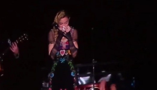 Madonna per Parigi. Dal concerto di Stoccolma un discorso commosso sul palco e un “Like a Prayer”, per non vivere nella paura Madonna per Parigi. Dal concerto di Stoccolma un discorso commosso sul palco e un “Like a Prayer”, per non vivere nella paura