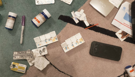 Magnum e Nan Goldin insieme per la guerra ai farmaci oppioidi, con una vendita speciale