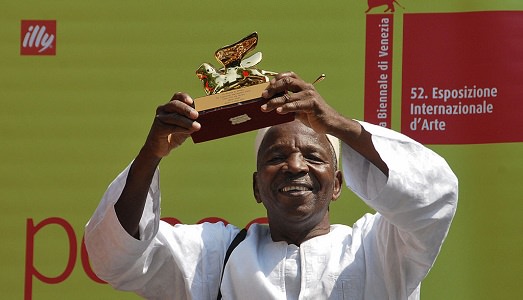 Addio a Malick Sidibé. Fu il primo fotografo a ricevere il Leone d’Oro alla Carriera alla Biennale di Venezia Addio a Malick Sidibé. Fu il primo fotografo a ricevere il Leone d’Oro alla Carriera alla Biennale di Venezia
