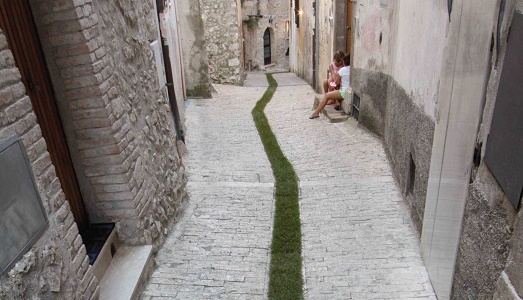 Tre giorni in “scala 1:1”. A Maranola il borgo si riempie di arte, con la nuova edizione della Biennale “Seminaria Sogninterra”
