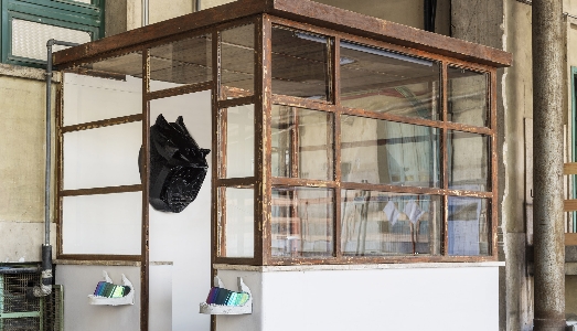 A Firenze, Marco Ceroni ha trasformato il casotto di Toast Project in un tempio cyberpunk