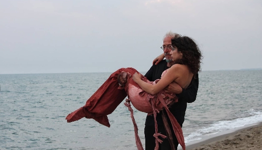 Rinascita di una sirena. E la spiaggia di Pescara diventa luogo di riflessione e poesia