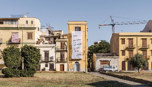 Tra un sorso e l’altro. Marco Giordano porta le sue congiunzioni poetiche al KaOZ di Palermo