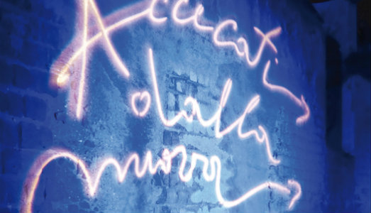 Milano Design Week/6. In via della Spiga, scritte blu luminose in omaggio a Gillo Dorfles