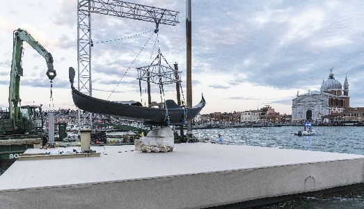Leggero come una visione. Marco Papa porta i fuochi di Venezia sul lago di Pantelleria