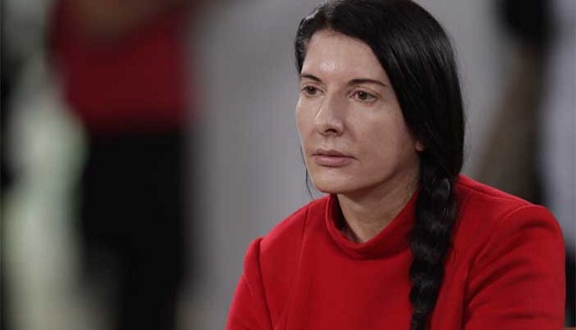 Marina Abramović: le donne artiste meno forti degli uomini, colpa dei figli. Nuove confessioni della Signora della Performance, prima dell’autobiografia