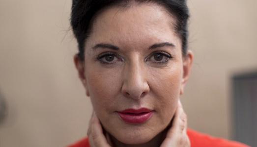 Marina Abramovic, ultima bersaglio nella lotta Trump versus Clinton. La colpa? Di un invito a cena “spirituale”