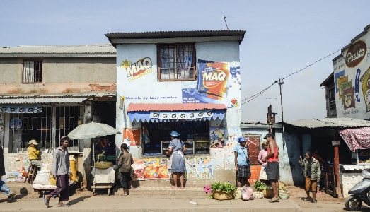 In Madagascar, le case sono set per le pubblicità. Le immagini di Materia Critica a Napoli In Madagascar, le case sono set per le pubblicità. Le immagini di Materia Critica a Napoli