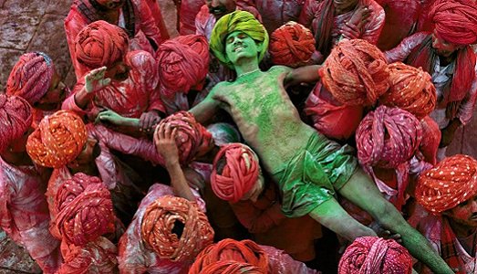 Steve McCurry per tutti! Il grande fotografo sbarca a Milano, per raccontare l’India e incontrare i giovani