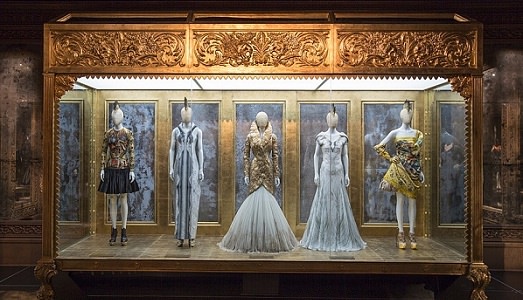 L’incredibile successo di Alexander McQueen. Dopo il Met anche il V&A Museum registra record di visitatori L’incredibile successo di Alexander McQueen. Dopo il Met anche il V&A Museum registra record di visitatori