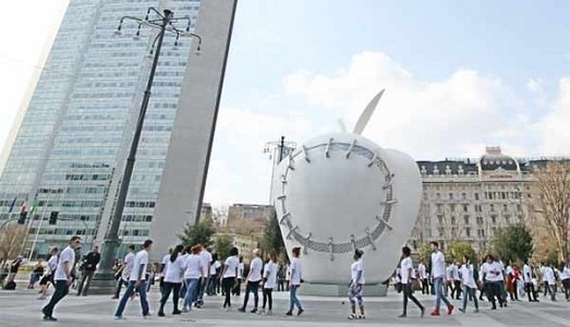 La “Mela reintegrata” di Michelangelo Pistoletto alla Stazione Centrale di Milano. Nuovo simbolo per la città, oppure occasione mancata dell’arte pubblica?
